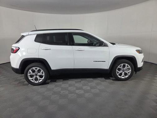 Bright White Clearcoat 2026 Jeep Compass Latitude