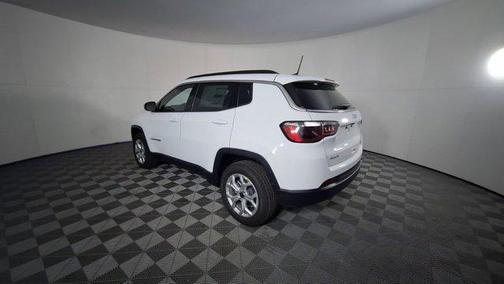 Bright White Clearcoat 2026 Jeep Compass Latitude