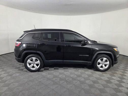 Diamond Black Crystal Pearlcoat 2019 Jeep Compass Latitude