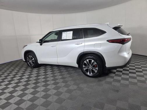 Wind Chill Pearl 2023 Toyota Highlander XLE
