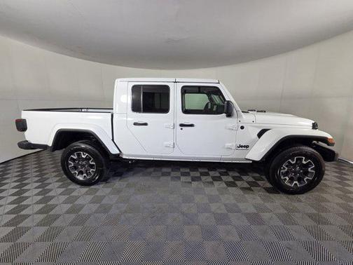 Bright White Clearcoat 2026 Jeep Gladiator Sahara 4x4