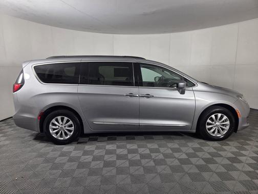 Billet Silver Metallic Clearcoat 2017 Chrysler Pacifica Touring-L