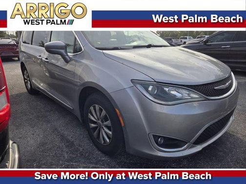 Billet Silver Metallic Clearcoat 2017 Chrysler Pacifica Touring-L