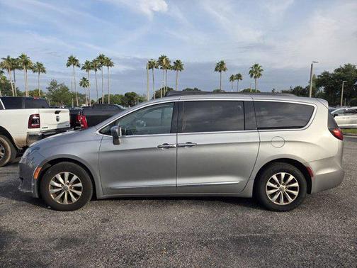 Billet Silver Metallic Clearcoat 2017 Chrysler Pacifica Touring-L