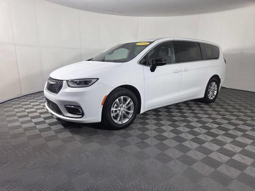 Bright White Clearcoat 2026 Chrysler Pacifica L