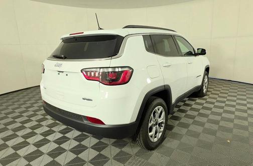 Bright White Clearcoat 2026 Jeep Compass Latitude