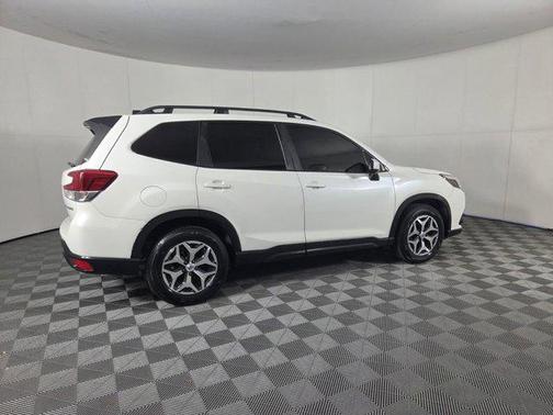 Crystal White Pearl 2024 Subaru Forester Premium