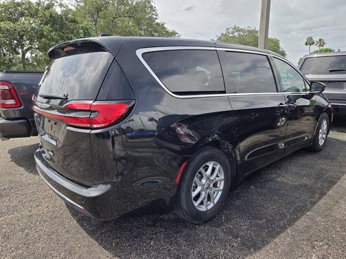 Brilliant Black Crystal Pearlcoat 2023 Chrysler Pacifica Touring L