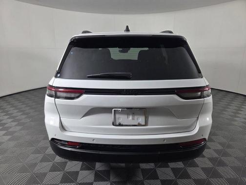 Bright White Clearcoat 2023 Jeep Grand Cherokee Altitude