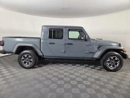 Anvil Clearcoat 2026 Jeep Gladiator Sahara 4x4