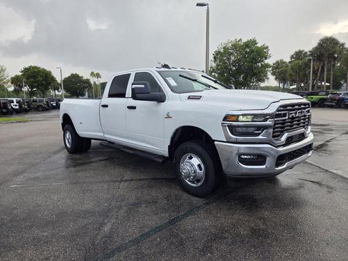 Bright White Clearcoat 2026 RAM 3500 Tradesman Crew Cab 4x4 8' Box