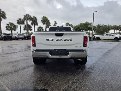 Bright White Clearcoat 2026 RAM 3500 Tradesman Crew Cab 4x4 8' Box