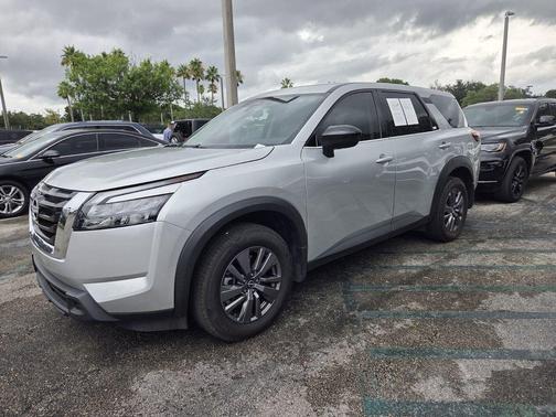 Brilliant Silver Metallic 2024 Nissan Pathfinder S FWD