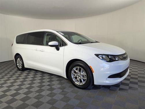 2022 Chrysler Voyager LX