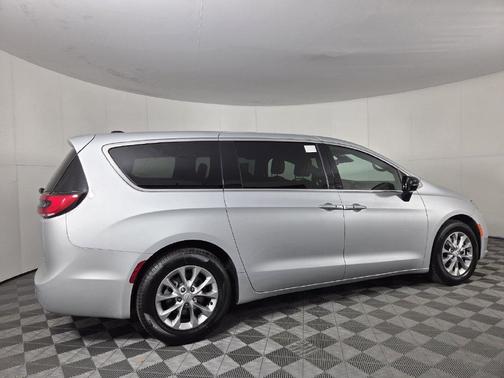 Silver Mist Clearcoat 2026 Chrysler Pacifica Limited
