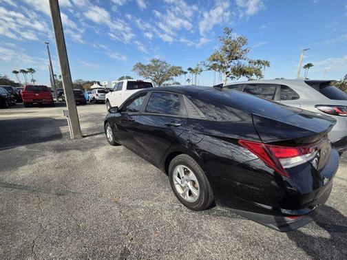 2021 Hyundai ELANTRA SE
