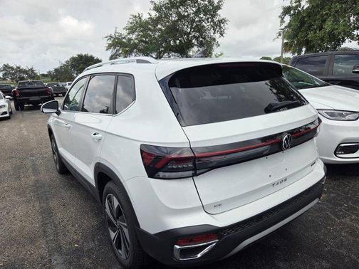 Pure White 2025 Volkswagen Taos 1.5T SE