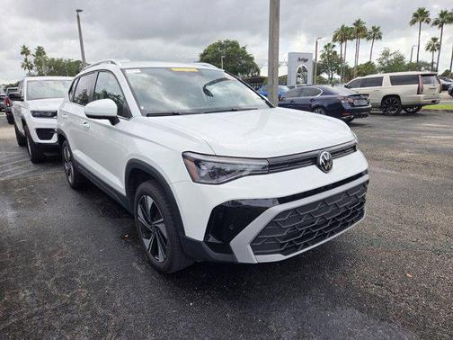 Pure White 2025 Volkswagen Taos 1.5T SE
