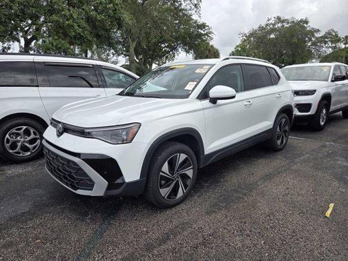 Pure White 2025 Volkswagen Taos 1.5T SE