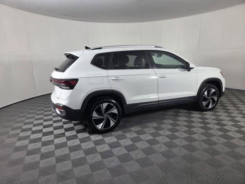 Pure White 2025 Volkswagen Taos 1.5T SE