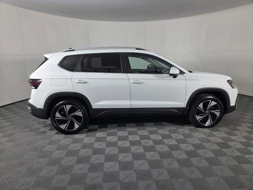 Pure White 2025 Volkswagen Taos 1.5T SE
