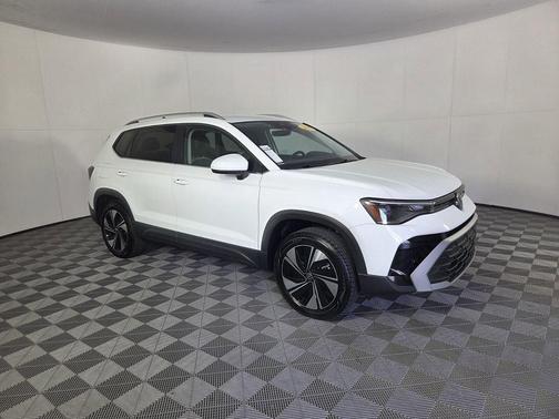 Pure White 2025 Volkswagen Taos 1.5T SE