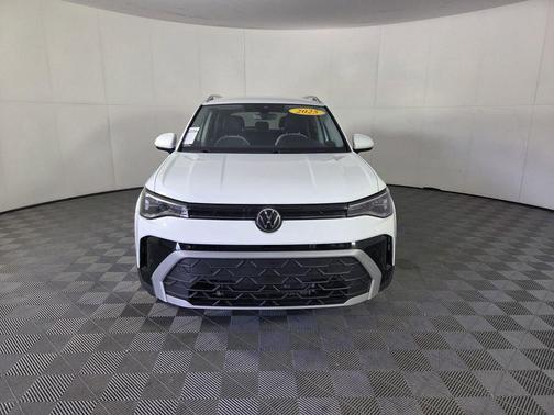 Pure White 2025 Volkswagen Taos 1.5T SE