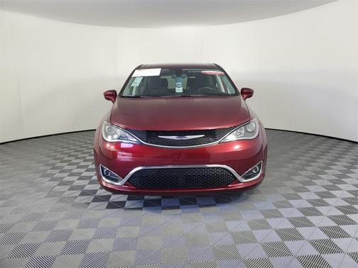 Photo 3 of 32 of 2020 Chrysler Pacifica Touring