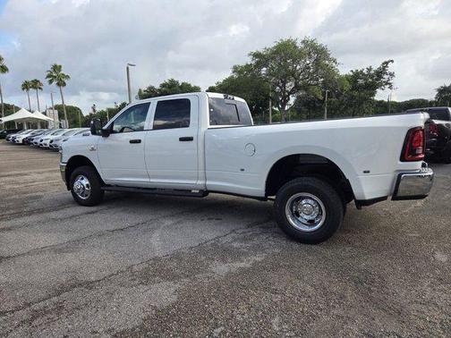 Bright White Clearcoat 2026 RAM 3500 Tradesman Crew Cab 4x4 8' Box