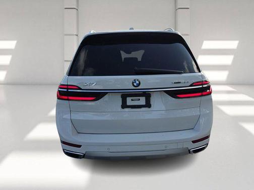 Alpine White 2023 BMW X7 xDrive40i