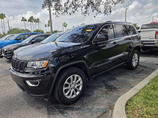 Diamond Black Crystal Pearlcoat 2021 Jeep Grand Cherokee Laredo