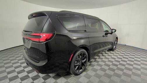 Diamond Black Crystal Pearlcoat 2026 Chrysler Pacifica Limited