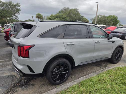 Wolf Gray 2023 Kia Sorento SX