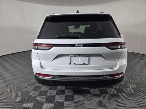 Bright White Clearcoat 2025 Jeep Grand Cherokee Limited