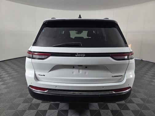 Bright White Clearcoat 2023 Jeep Grand Cherokee Laredo