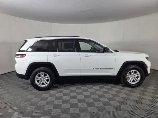 Bright White Clearcoat 2023 Jeep Grand Cherokee Laredo