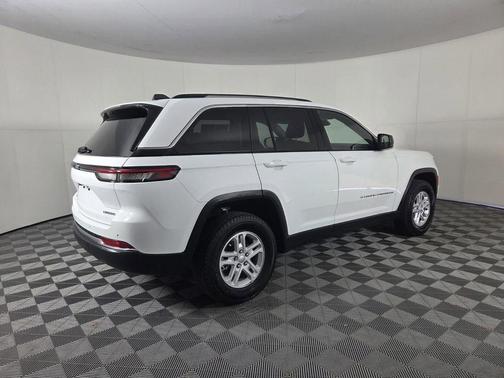 Bright White Clearcoat 2023 Jeep Grand Cherokee Laredo