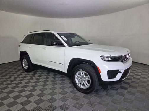 Bright White Clearcoat 2023 Jeep Grand Cherokee Laredo