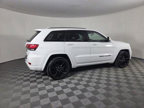 Bright White Clearcoat 2021 Jeep Grand Cherokee Laredo