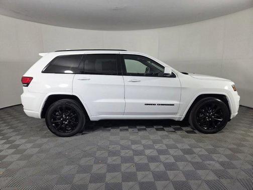 Bright White Clearcoat 2021 Jeep Grand Cherokee Laredo