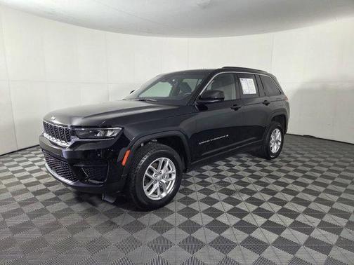 Diamond Black Crystal Pearlcoat 2025 Jeep Grand Cherokee Laredo