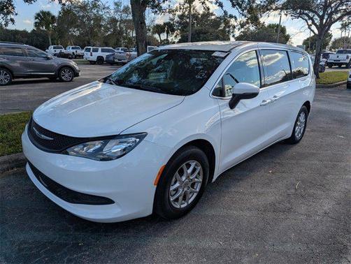 2023 Chrysler Voyager LX