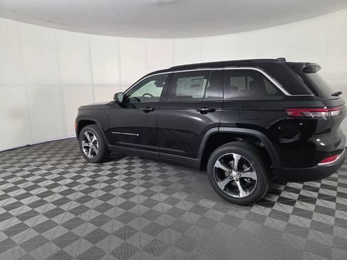 Diamond Black Crystal Pearlcoat 2026 Jeep Grand Cherokee Limited