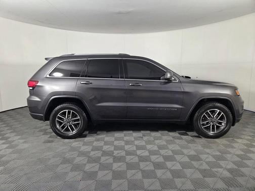 Granite Crystal Metallic Clearcoat 2020 Jeep Grand Cherokee Laredo