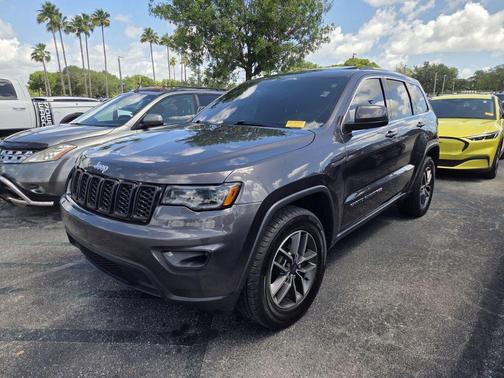 Granite Crystal Metallic Clearcoat 2020 Jeep Grand Cherokee Laredo