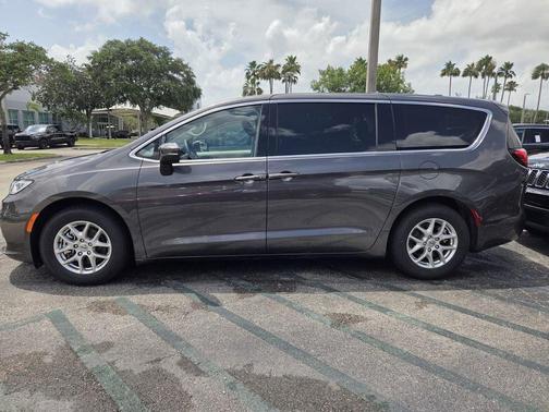 Granite Crystal Metallic Clearcoat 2023 Chrysler Pacifica Touring L