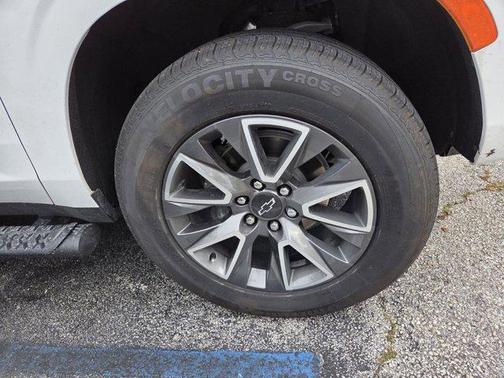 Summit White 2024 Chevrolet Suburban 4WD Z71