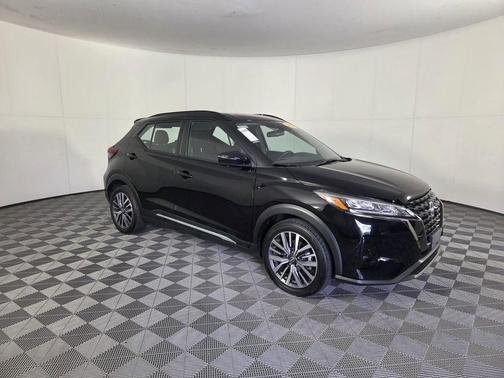 Super Black 2024 Nissan Kicks SR