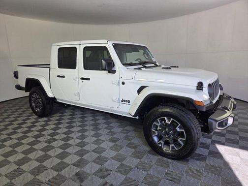 Bright White Clearcoat 2026 Jeep Gladiator Sahara 4x4