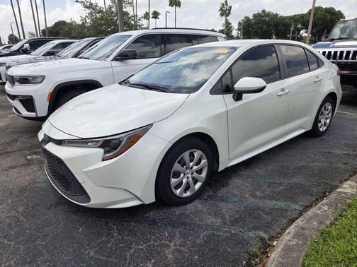 Blizzard Pearl 2020 Toyota Corolla LE